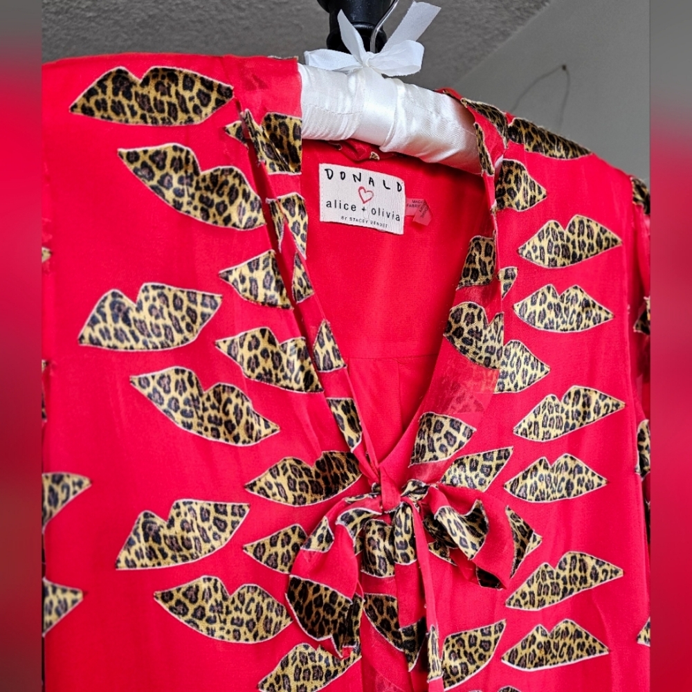 Alice + Olivia x Donald Robertson Sheila Leopard Lip Print Blouse NWOT - Picture 2 of 10